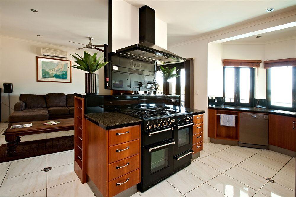 Aparthotel At Waterfront Whitsunday Retreat - Adults Only Airlie Beach Exterior foto