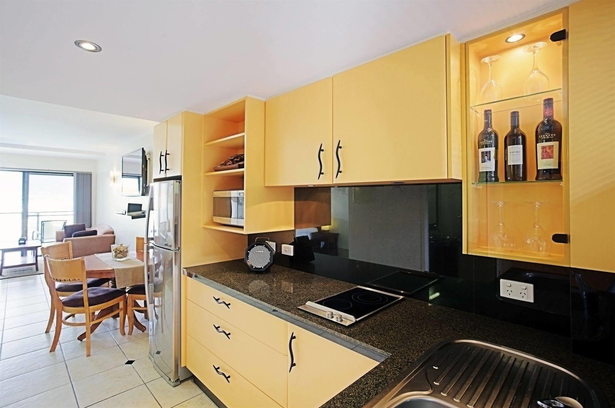 Aparthotel At Waterfront Whitsunday Retreat - Adults Only Airlie Beach Exterior foto