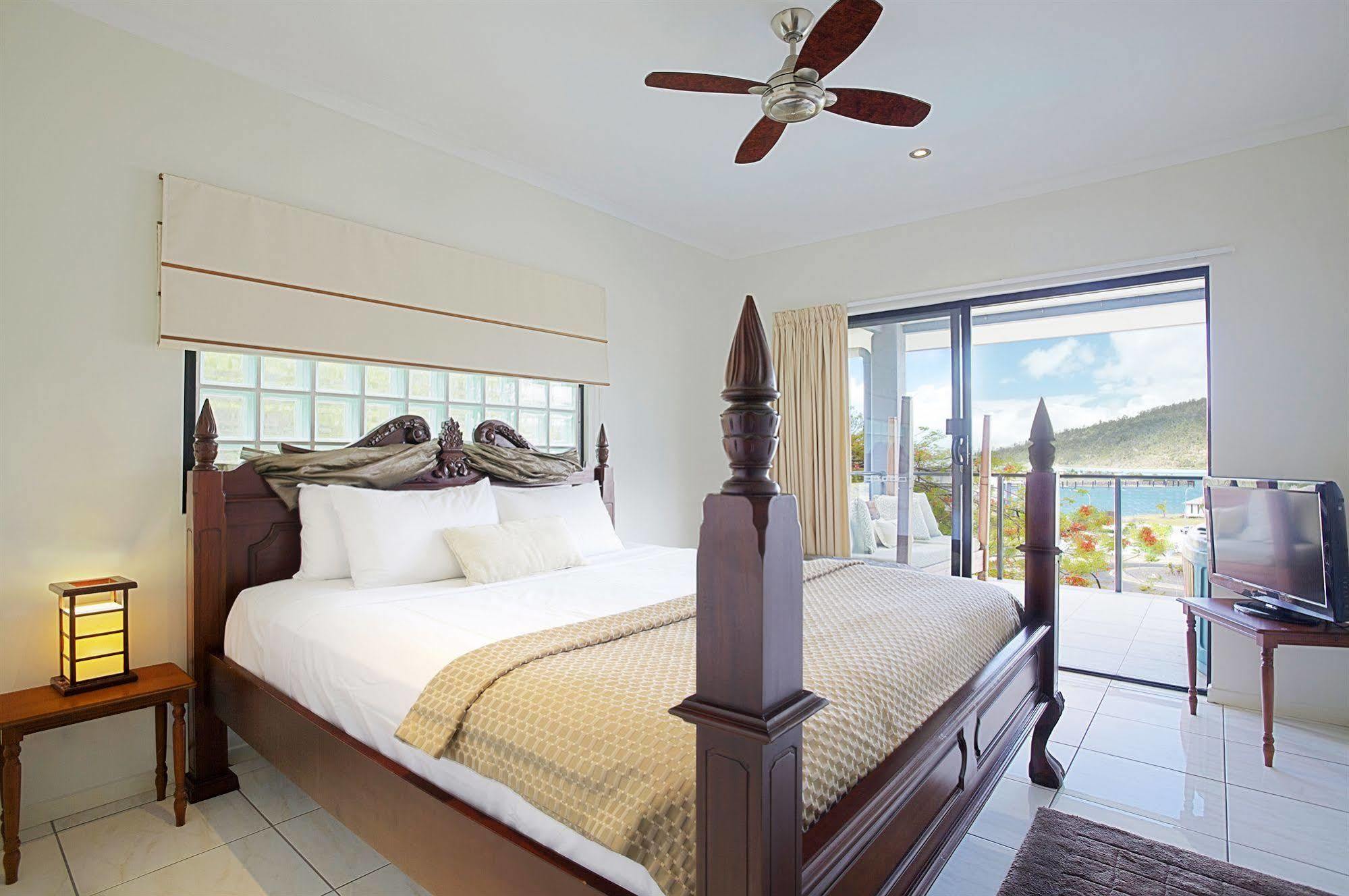 Aparthotel At Waterfront Whitsunday Retreat - Adults Only Airlie Beach Exterior foto